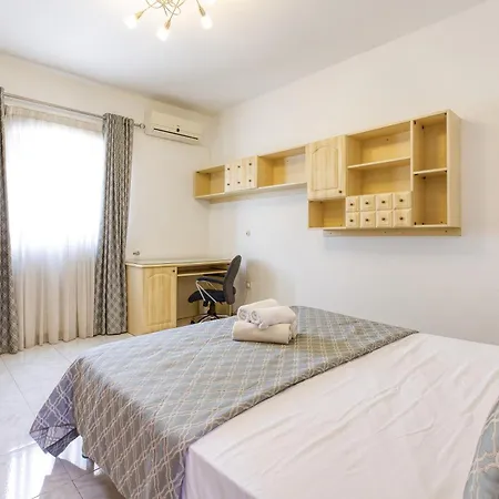 Stunning 4br With Private Pool & Parking By 360 Estates