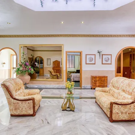 Villa Stunning 4br With Private Pool & Parking By 360 Estates *