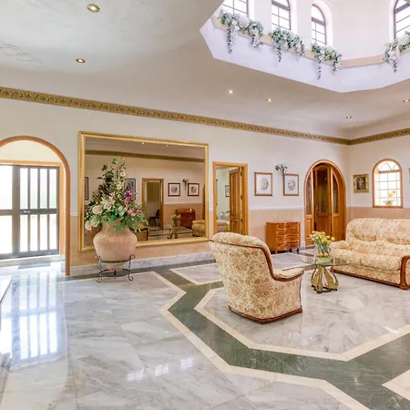 Villa Stunning 4br With Private Pool & Parking By 360 Estates