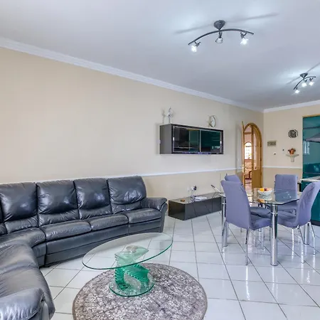 Villa Stunning 4br With Private Pool & Parking By 360 Estates *
