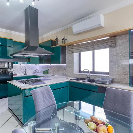 Stunning 4br With Private Pool & Parking By 360 Estates