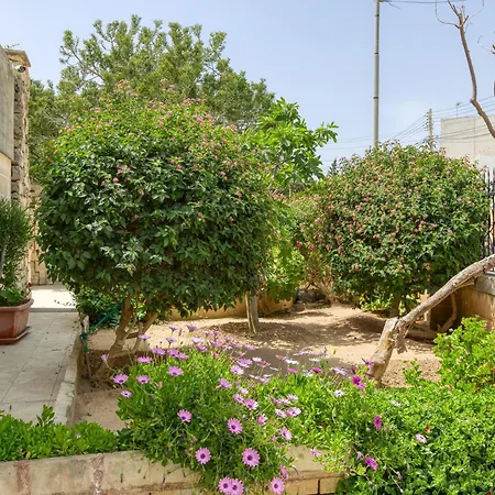 Stunning 4br With Private Pool & Parking By 360 Estates